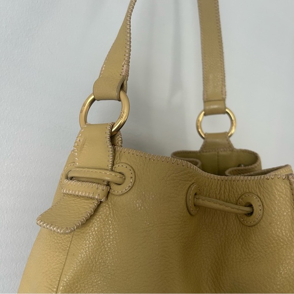 Butter yellow pebbled leather bucket bag - Picture 6 of 12